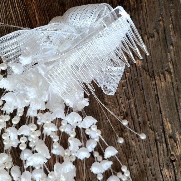 Bridal comb with floral details. - Picture 3 of 5